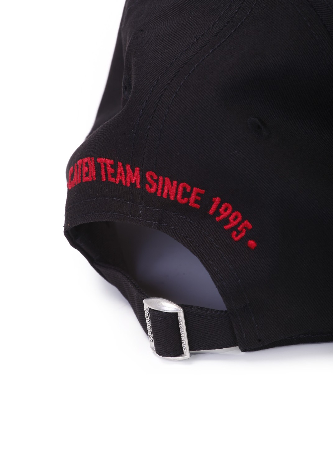 shop DSQUARED2 Saldi Cappello: DSQUARED2 baseball cap in gabardina di cotone.
Dettagli destroyed.
Patch "CANADA FLAG" ricamata sul davanti.
Cinturino regolabile sul retro.
Composizione: 100% cotone.
Made in China.. BCM0621 05C00001-2124 number 2999335